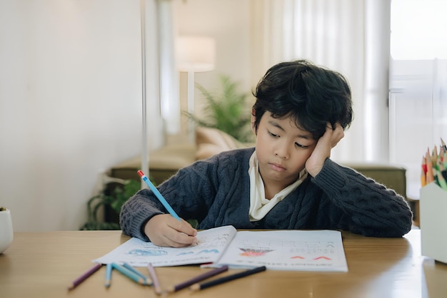 un niño está sentado en un escritorio con un libro titulado un mapa