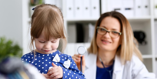 Foto niño con estetoscopio en la recepción del médico