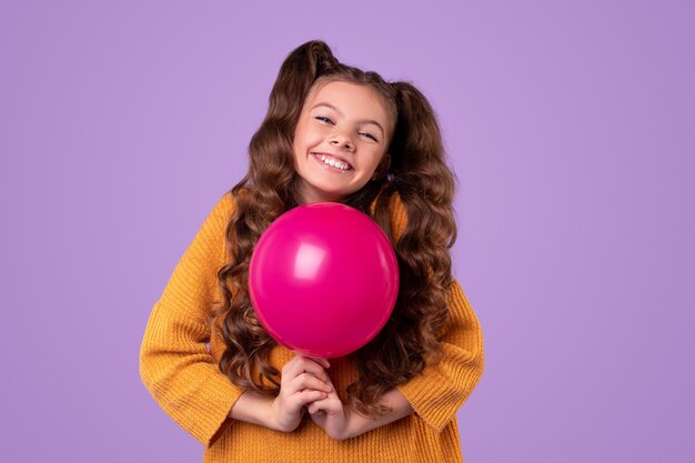 Niño con estilo encantado con globo