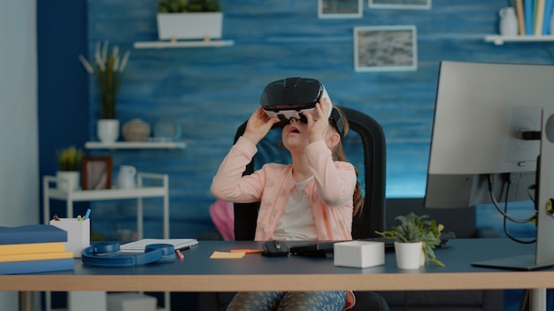 Niño estudiando con gafas vr para tareas y clases en línea