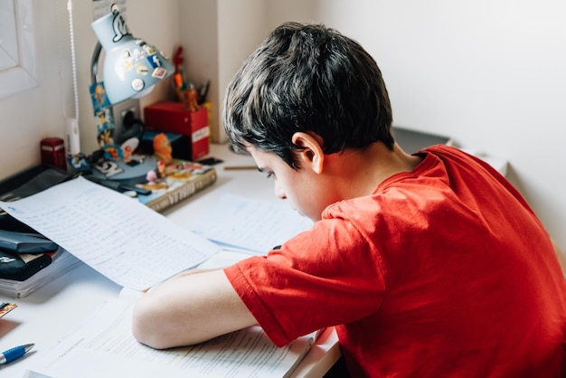 Niño estudiando en la mesa en casa