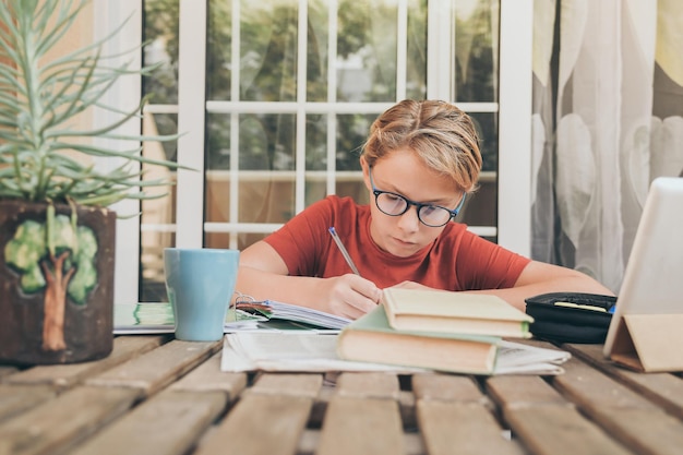 Niño estudiando en la mesa