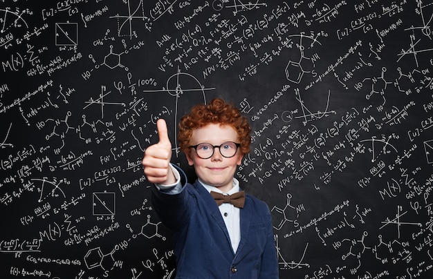 Niño estudiante divirtiéndose en el fondo de la ciencia