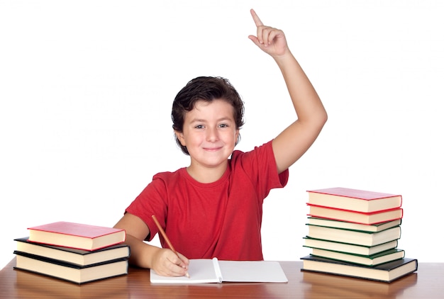 Foto niño estudiante en la escuela aislada sobre fondo blanco