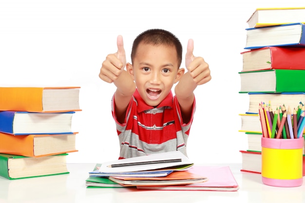 niño estudiante feliz estudiando