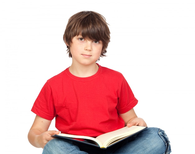 Niño estudiante con un libro aislado sobre fondo blanco