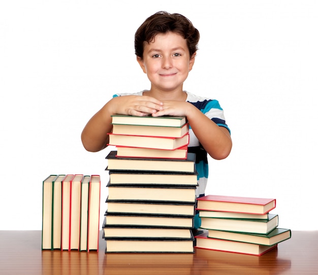 Niño estudiante con muchos libros aislados sobre fondo blanco