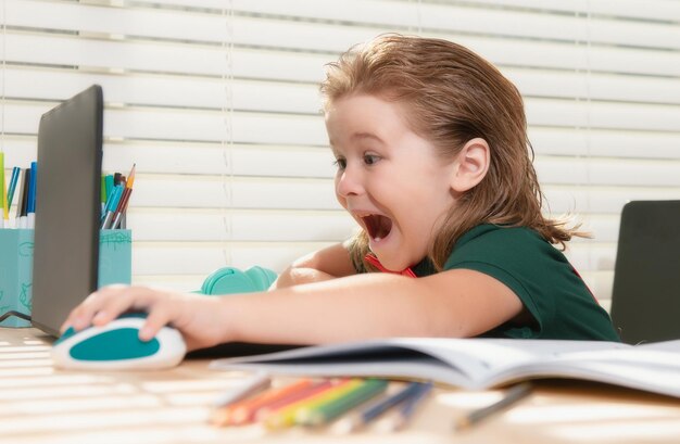 Foto niño estudiante niño estudiando en línea usando portátil niño asistiendo a la escuela en línea usando computadora