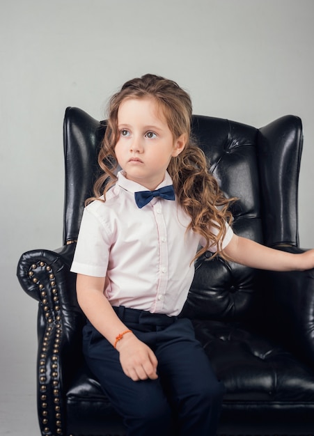 Niño en el estudio posando en ropa de moda