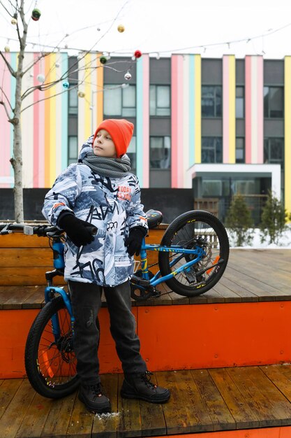 Niño europeo viaja en una bicicleta alquilada