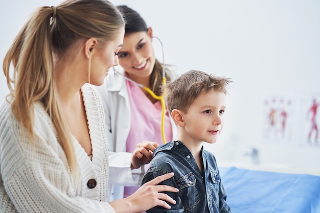 niño con examen médico por pediatra