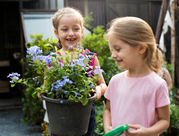 Niño en una experiencia e idea de jardín