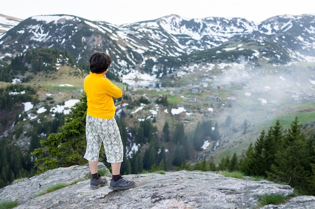 Niño explorando la montaña