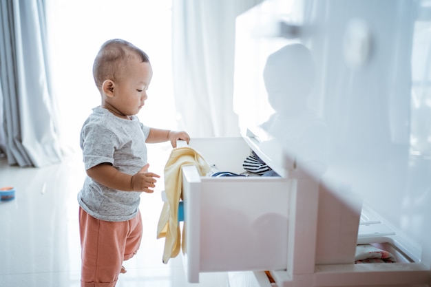 Niño explorando su habitación