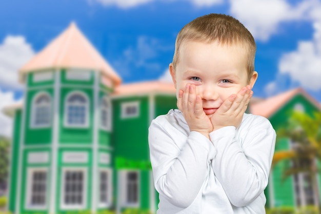 Niño expresando sorpresa y felicidad.