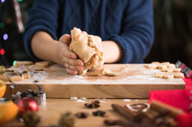 Niño extendiendo masa para galletas navideñas