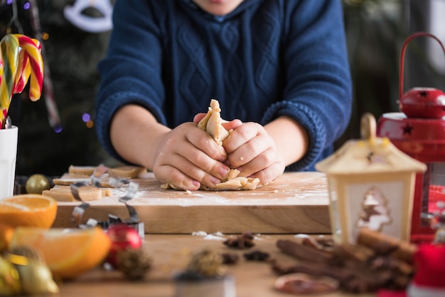 Niño extendiendo masa para galletas navideñas