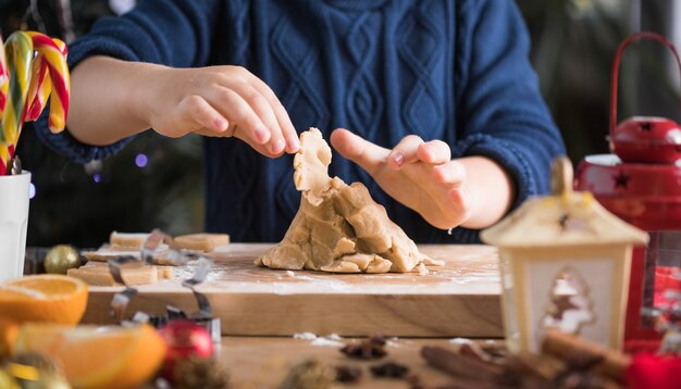 Niño extendiendo masa para galletas navideñas