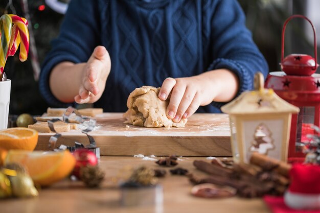 Niño extendiendo masa para galletas navideñas