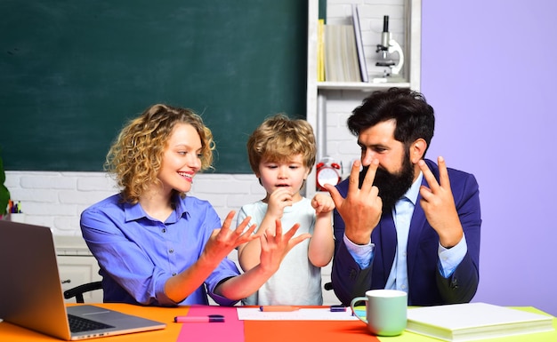 Niño con familia aprendiendo números matemáticas para niños niño de la escuela primaria día del maestro primer día