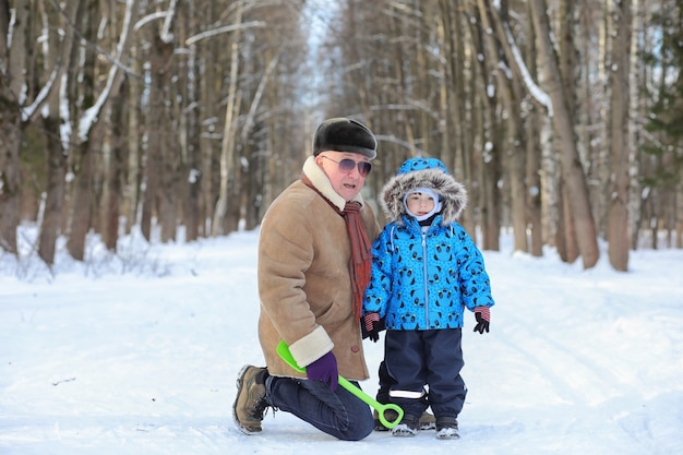 Niño con familia divertirse en un parque de invierno