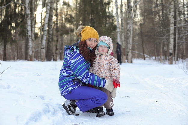 Niño con familia divertirse en un parque de invierno