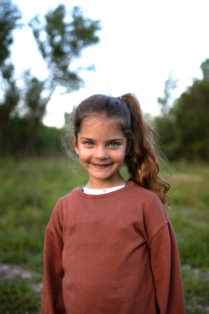 Niño de familia nómada divirtiéndose en la naturaleza