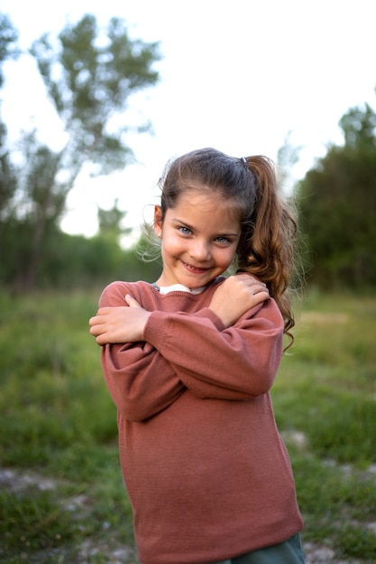 Niño de familia nómada divirtiéndose en la naturaleza