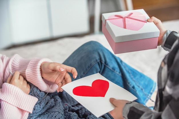 Foto niño felicita a su madre por el día de la madre con regalos hechos a mano