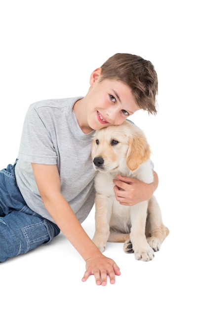 Niño feliz, abrazar, perrito