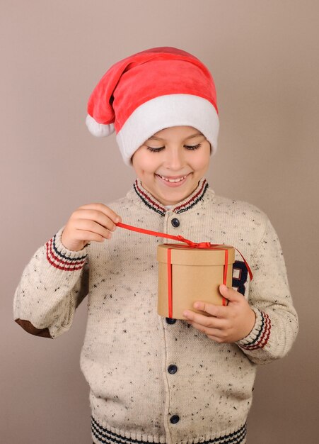 Niño feliz abriendo un regalo