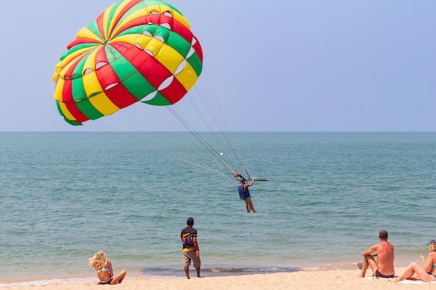 Foto niño feliz adolescente parasailing en tropical beachshallow dof copia espacio actividades acuáticas