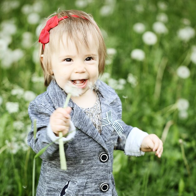 Niño feliz al aire libre