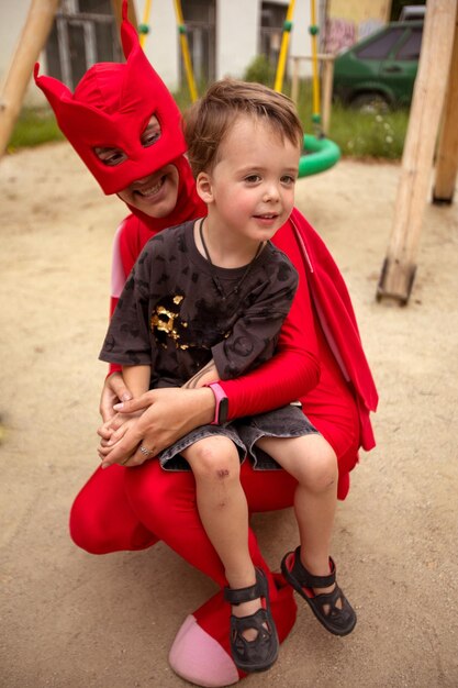 Niño feliz con animador en máscara