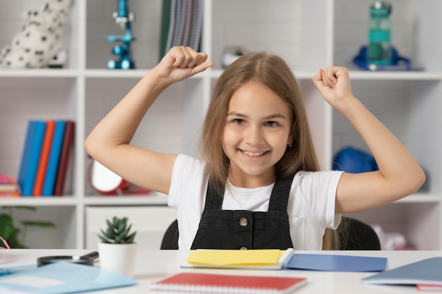 Niño feliz en el aula en vacaciones escolares