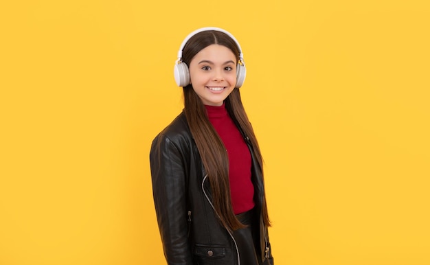 Niño feliz en auriculares sobre fondo amarillo elearning