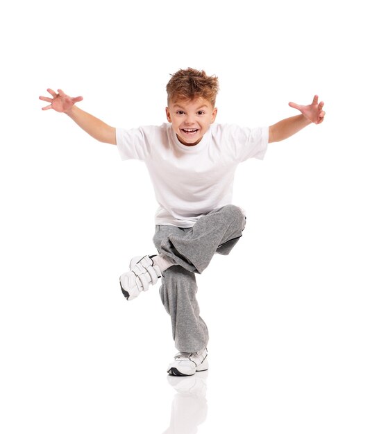 Un niño feliz bailando aislado sobre un fondo blanco