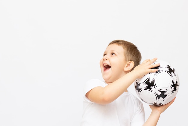 Niño feliz con bola, fondo blanco.