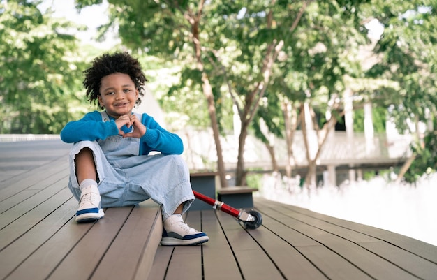 Niño feliz con cabello afro en el parque