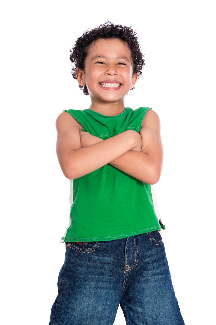 Foto niño feliz con una camiseta verde