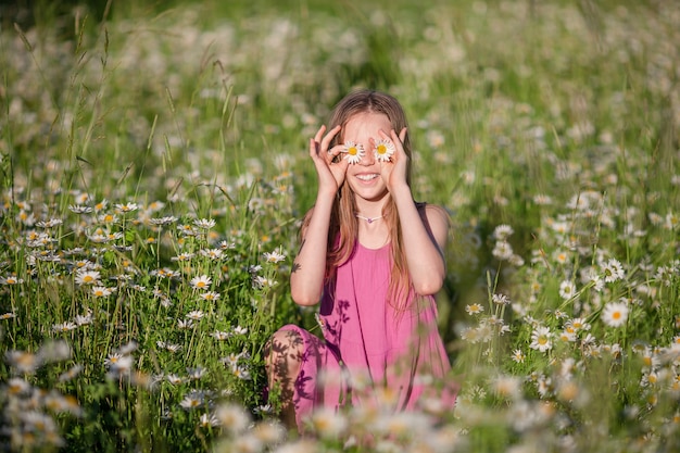 Niño feliz en el campo hermosa niña vestida con un sombrero de paja