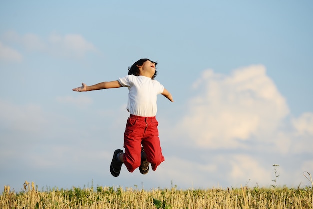 Niño feliz en campo hermoso