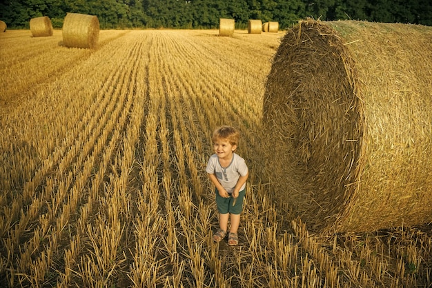 Niño feliz en el campo