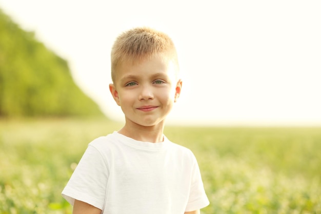 Niño feliz en el campo