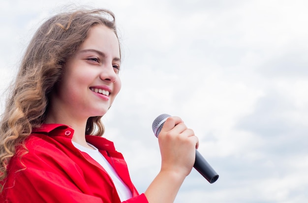 Niño feliz cantante con micrófono amor música vocal escuela