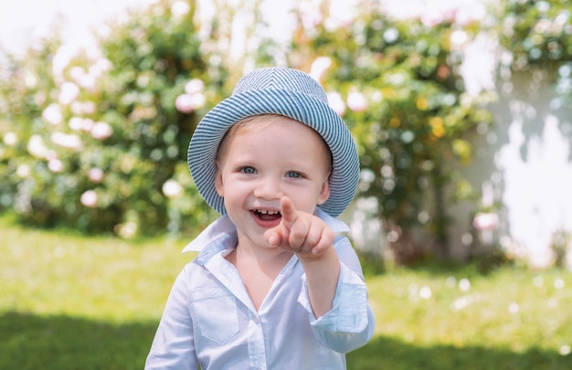 Niño feliz cara niño feliz en verano en la naturaleza niño pequeño disfruta de la vida y la naturaleza tiene feliz