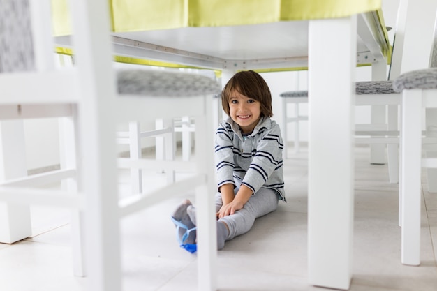 Foto niño feliz en casa