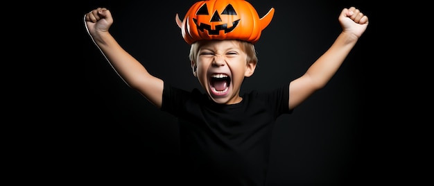 niño feliz celebración de la fiesta de halloween fondo infantil con espacio de copia