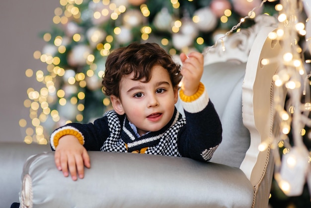 Niño feliz cerca del árbol de Navidad