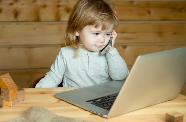 Niño feliz cerca de la computadora